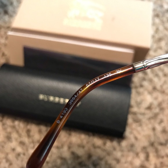 😎 Brand New Burberry Sunglasses ☀️ - Picture 6 of 7